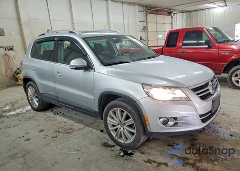 2011 Volkswagen Tiguan S z USA, uszkodzony, nr VIN WVGAV7AX1BW526627